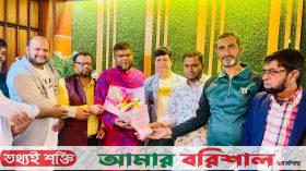 বরিশালে ফুলেল শুভেচ্ছায় সিক্ত সাংবাদিক নেতা মনজুর হোসেন
