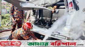 কাভার্ড ভ্যানের ধাক্কায় দুমরে মুচরে গেছে যাত্রীবাহি মাইক্রোবাস