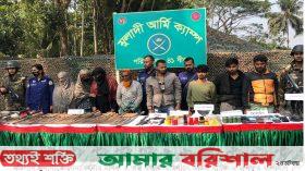 বরিশালে মাদক ও অস্ত্র সহ সেনাবাহিনীর হাতে আটজন গ্রেফতার