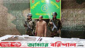 হিজলায় বিপুল পরিমানের দেশীয় অস্ত্র সহ মোস্তফা গ্রেফতার