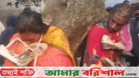 অন্যের বউয়ের সাথে পরকীয়া করায় যুগলের চুল কেটে জুতার মালা