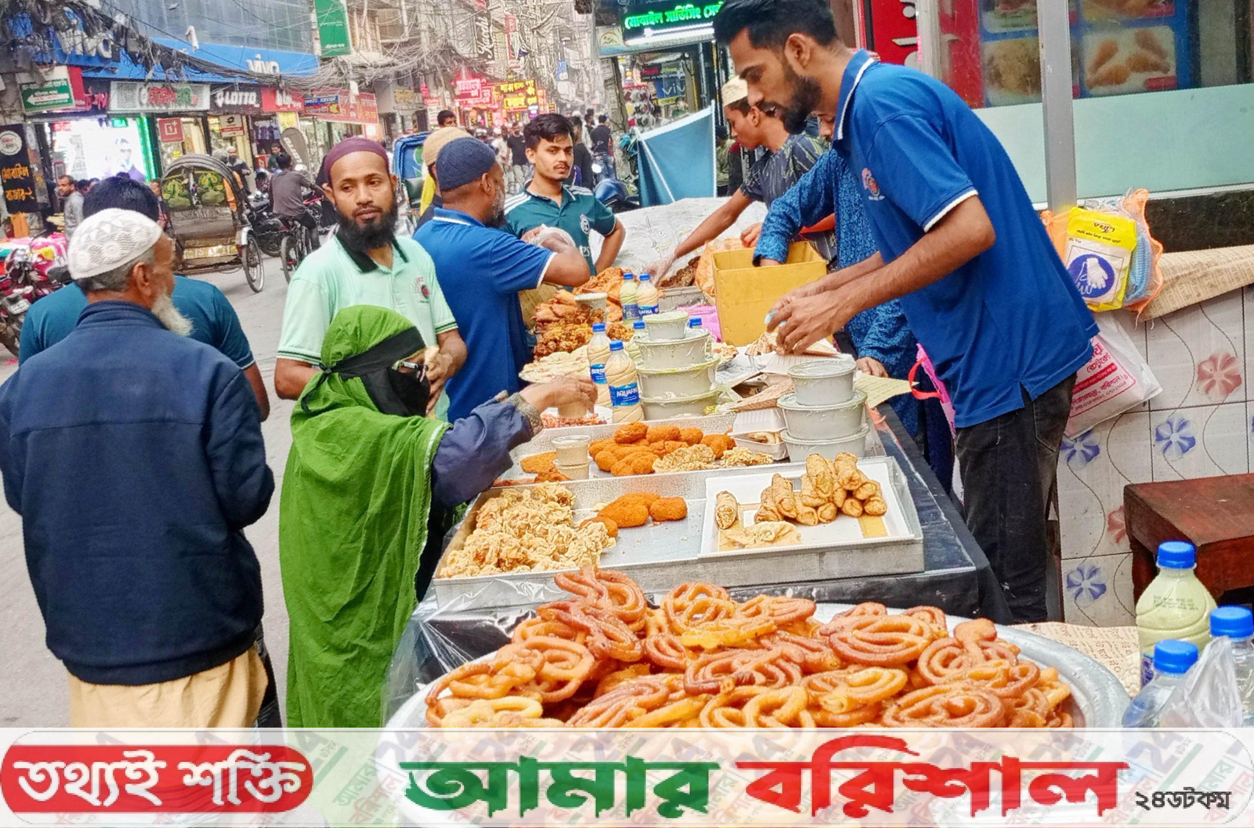 ফুটপাতের ইফতারেই ভরসা বরিশালের নিম্ন আয়ের মানুষের