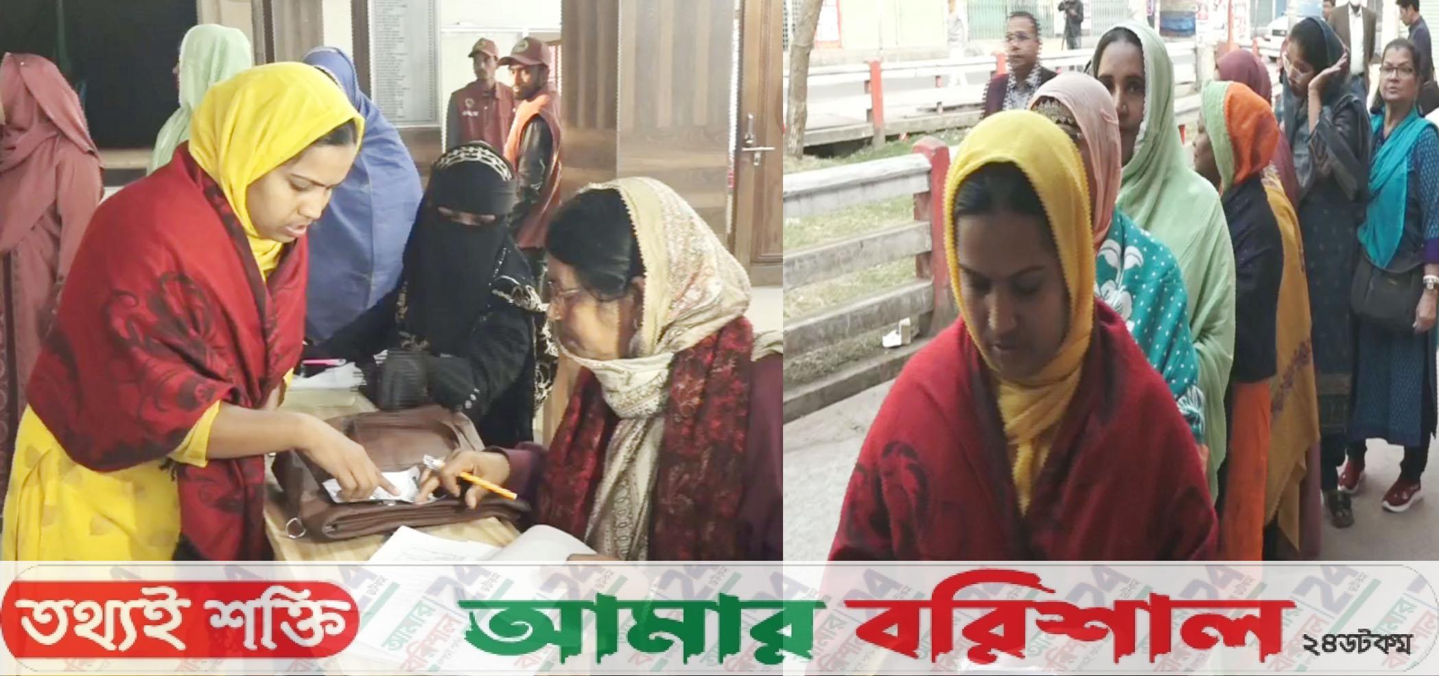  বরিশালে শান্তিপূর্ণ পরিবেশে হচ্ছে ভোটগ্রহণ ॥ ভোট দিতে দীর্ঘ লাইনে ভোটাররা 