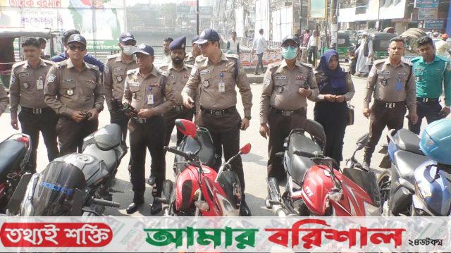 নগরীতে অবৈধ পার্কিং ও ফুটপাত দখলদারদের বিরুদ্ধে পুলিশের অভিযান