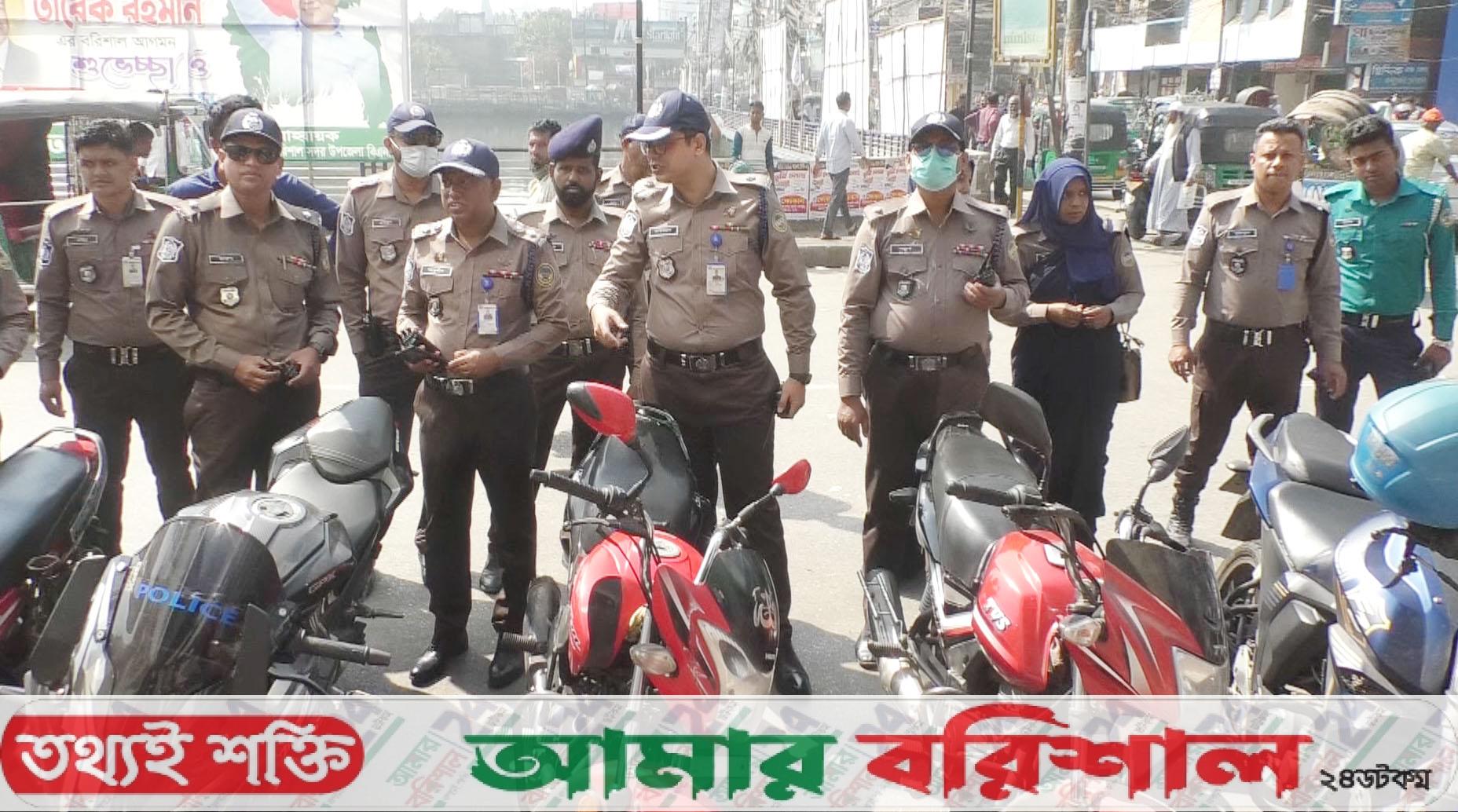 নগরীতে অবৈধ পার্কিং ও ফুটপাত দখলদারদের বিরুদ্ধে পুলিশের অভিযান