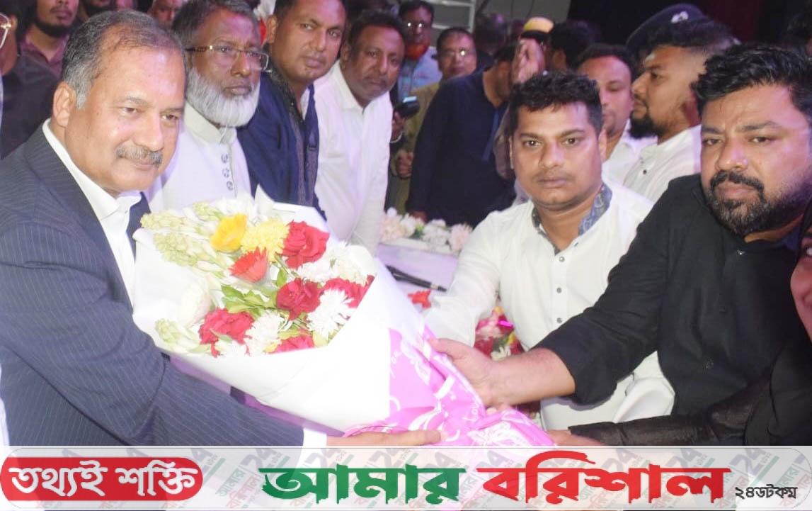 নবাগত তথ্য মন্ত্রীকে ফুলের শুভেচ্ছা জানালেন বরিশাল জেলা ছাত্রদল