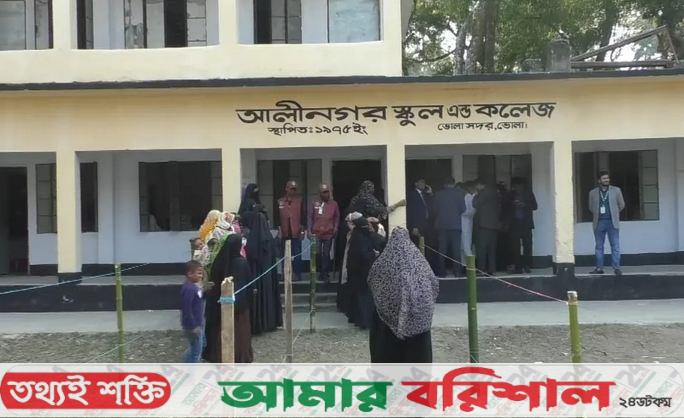  ককটেল বিস্ফোরণ ঘটিয়ে ব্যালট পেপার ছিনতাই 