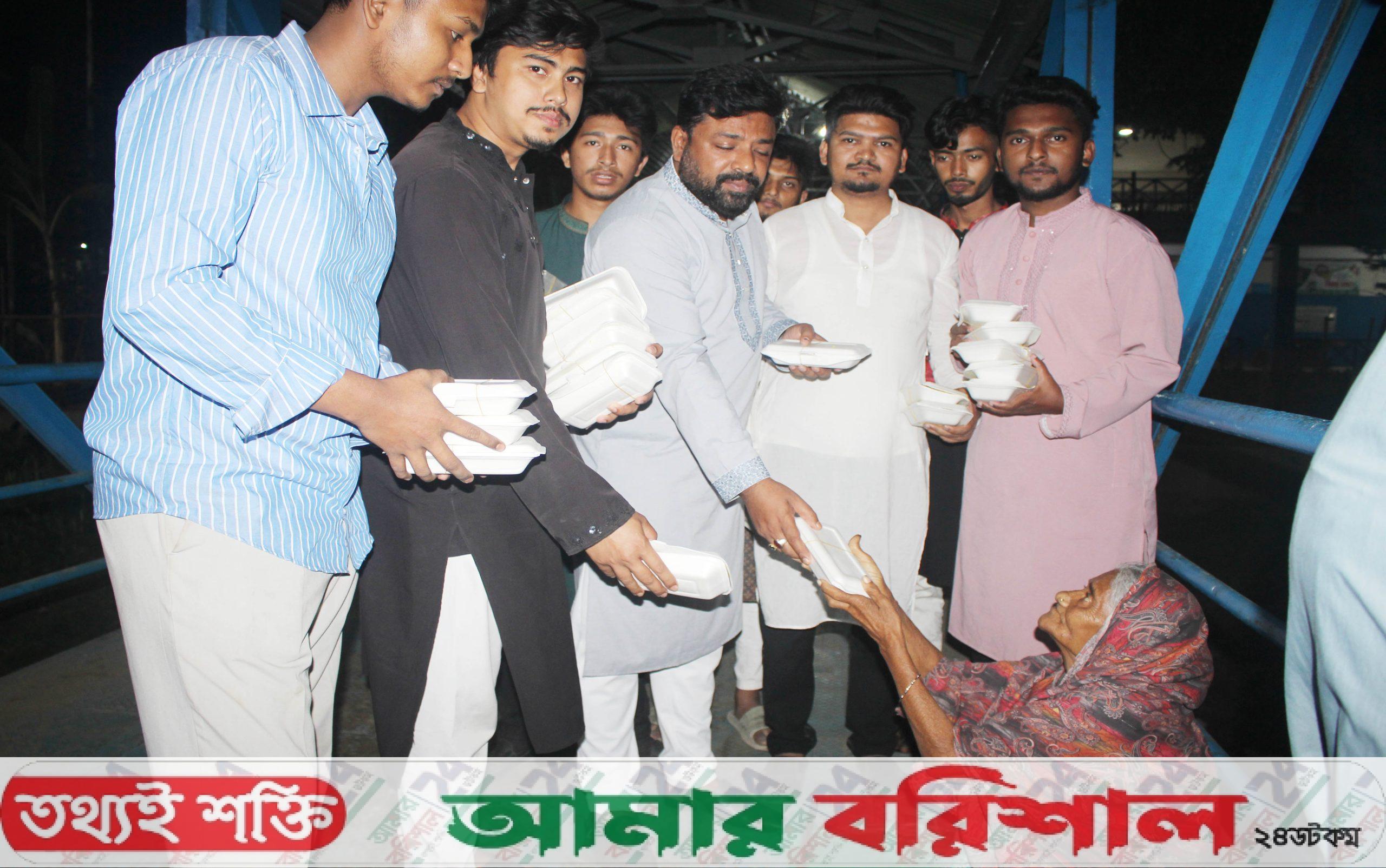 বরিশালে শিক্ষার্থীদের উদ্দ্যোগে অসহায় ও দরিদ্র মানুষের মাঝে খাবার বিতরন