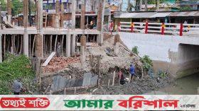 বরিশালজুড়ে যেন চলছে খাল দখলের মহোৎসব ‍॥ খালে আটকে বহুতল ভবন নির্মাণ 