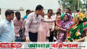 বরিশালে ফ্যামিলি কার্ডের কার্যক্রম পরিদর্শন করেন জেলা প্রশাসক