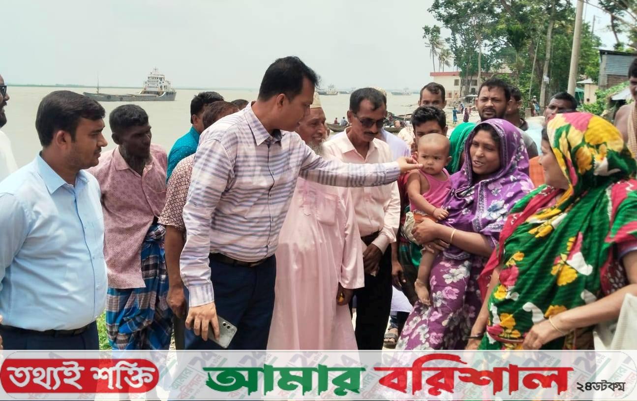 বরিশালে ফ্যামিলি কার্ডের কার্যক্রম পরিদর্শন করেন জেলা প্রশাসক