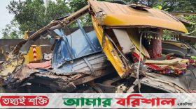 বরিশাল-ঢাকা মহাসড়কে দুই ট্রাকের মুখোমুখি সংঘর্ষ, আহত ২ চালক