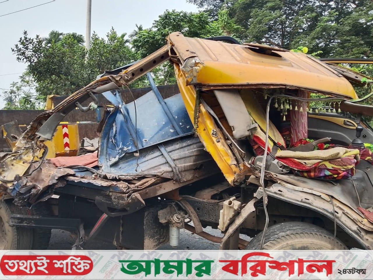 বরিশাল-ঢাকা মহাসড়কে দুই ট্রাকের মুখোমুখি সংঘর্ষ, আহত ২ চালক
