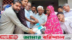 উজিরপুরে ঈদ উপলক্ষে দুস্থদের মাঝে চাল বিতরণ