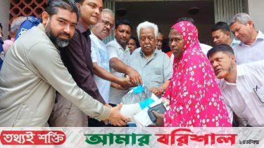 উজিরপুরে ঈদ উপলক্ষে দুস্থদের মাঝে চাল বিতরণ