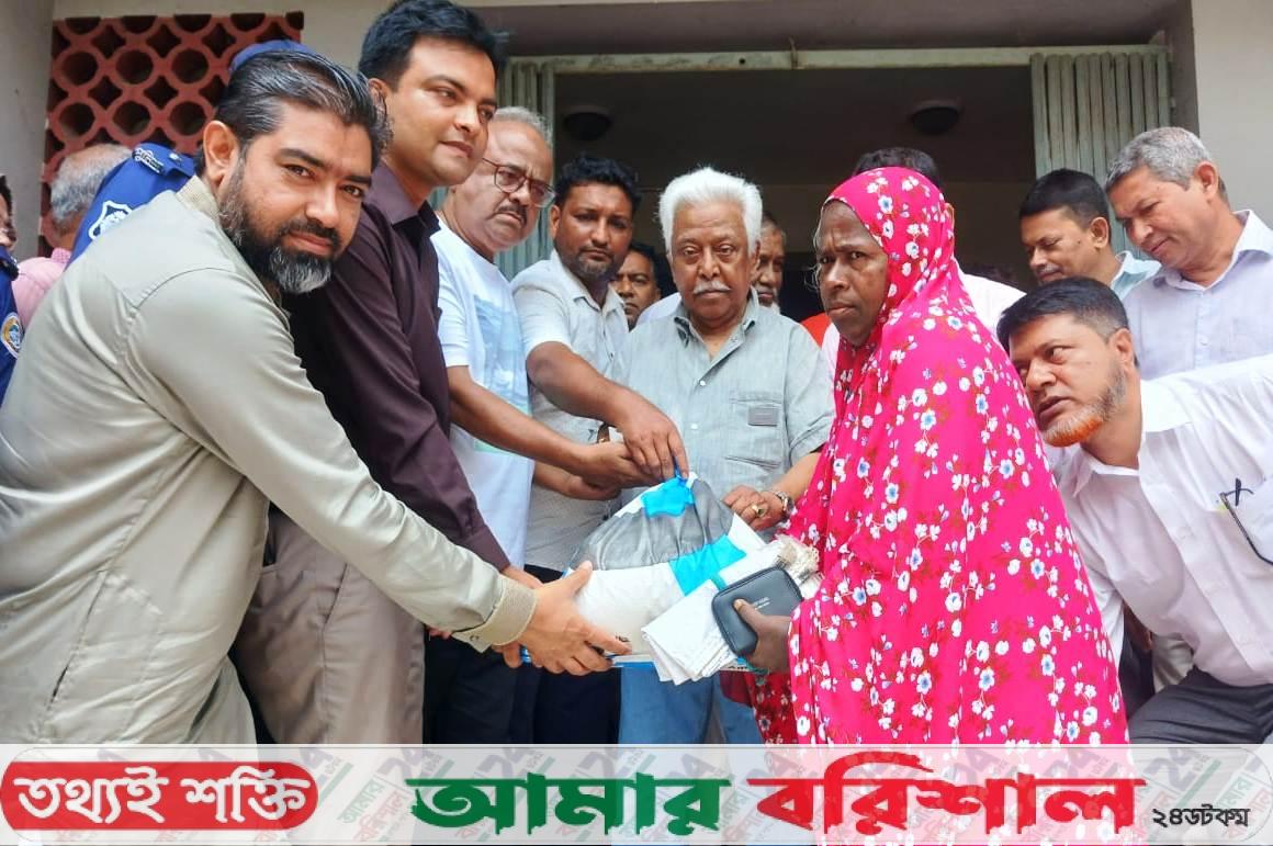 উজিরপুরে ঈদ উপলক্ষে দুস্থদের মাঝে চাল বিতরণ