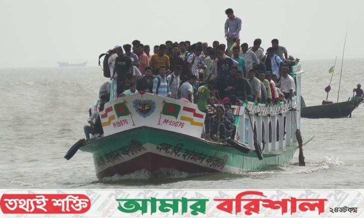 উত্তাল মেঘনায় ঝুঁকি নিয়ে ট্রলারে পারাপার