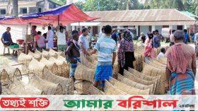 জমে উঠেছে মাছ ধরার যন্ত্রের হাট