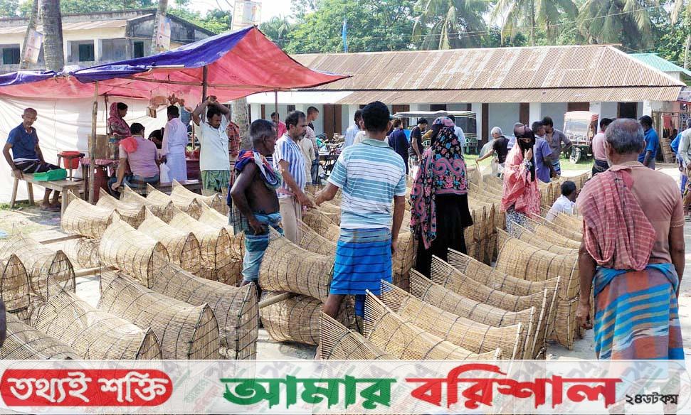 জমে উঠেছে মাছ ধরার যন্ত্রের হাট