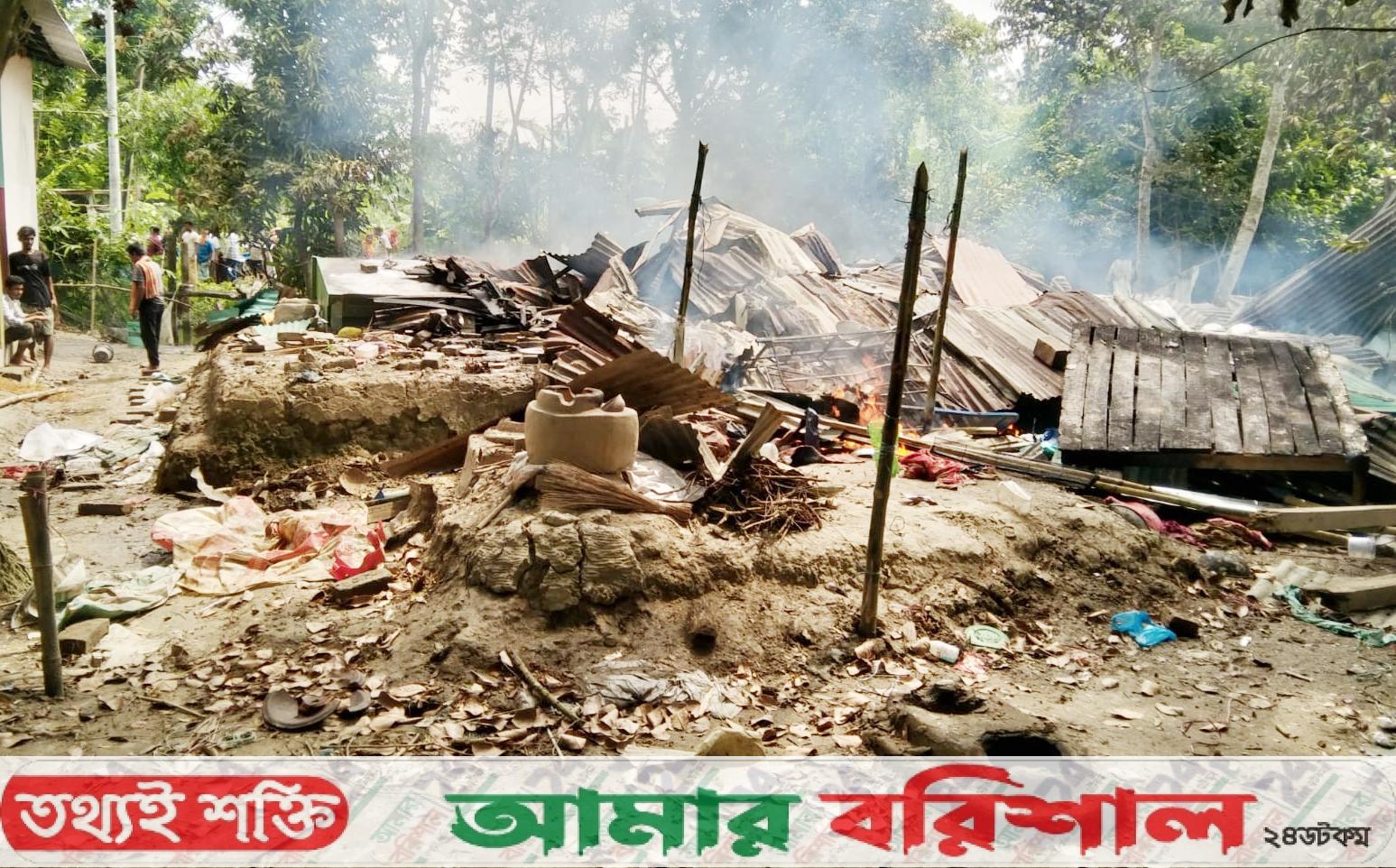 বরিশালে অটোরিকশাচালক হত্যার সাথে জড়িত অভিযুক্তের বাড়িতে অগ্নিসংযোগ