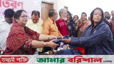 পরিচ্ছন্নতা কর্মীদের রেইনকোট উপহার দিলো বিসিসি