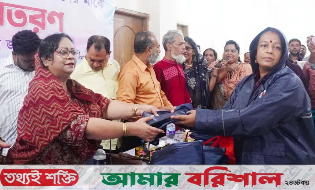পরিচ্ছন্নতা কর্মীদের রেইনকোট উপহার দিলো বিসিসি