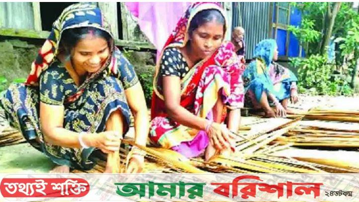 হোগলা পাতার বুননে সংগ্রামী নারীদের স্বাবলম্বী হওয়ার গল্প