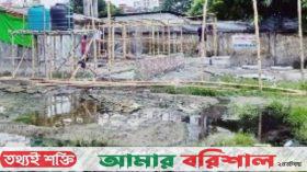 স্কুলের পাশে বানিজ্য মেলার সেই গণশৌচাগার ভেঙে দিল শিক্ষার্থীরা