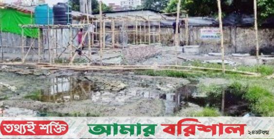স্কুলের পাশে বানিজ্য মেলার সেই গণশৌচাগার ভেঙে দিল শিক্ষার্থীরা