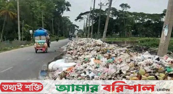 মহাসড়কের পাশে ময়লার স্তূপ, দুর্গন্ধে নাকাল পথচারী