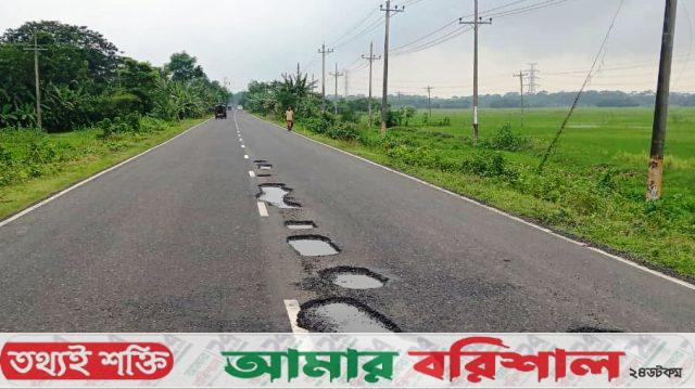 সংস্কারের ১৫ দিনের মাথায় খানাখন্দে ভরপুর,ভোগান্তি চরমে