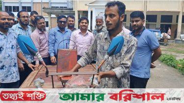 ইউএনও’র উপহার পেয়ে সংগ্রামী রিয়াজের মুখে হাসি