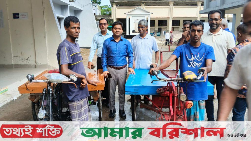 হতদরিদ্র দুটি পরিবার পেল বেঁচে থাকার অবলম্বন | স্মার্ট সংবাদ