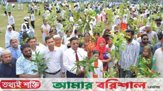 শিক্ষার্থীদের মাঝে গাছের চারা বিতরণ কার্যক্রমের উদ্বোধণ